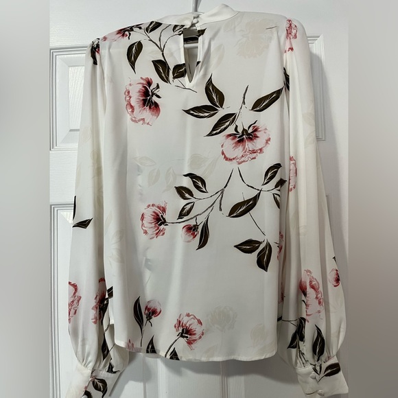 Next to new beautiful blouse - Picture 3 of 5